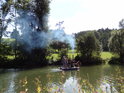 Dvojice strojníků a námořníků provozuje na Tiché Orlici v Pelinách paroplavbu, jejíž rozsah je adekvátní vodnatosti řeky.
