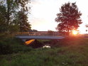 Východ Slunce nad mostkem přes jeden levostranných přítoků Tiché Orlice u Rothovky.