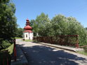 Most přes Tichou Orlici a nádherná kaple svatého Jana Nepomuského v obci Celné.