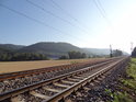 Železniční trať od Chocně směrem na Ústí nad Orlicí využívá ke svému průchodu poměrně dost meandrující tok Tiché Orlice v tomto úseku, ale místy je velice napřímená.