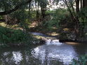 Potok Řetůvka posiluje Tichou Orlici nedaleko obce Hrádek a je dobře viditelný i z jedoucího rychlíku po blízké trati, vždyť tvar takového soutoku je unikátní.