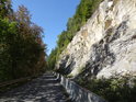 Cyklistická stezka pod nádhernými skalami vede podél Tiché Orlice od osady Perná ku městu Brandýs nad Orlicí.